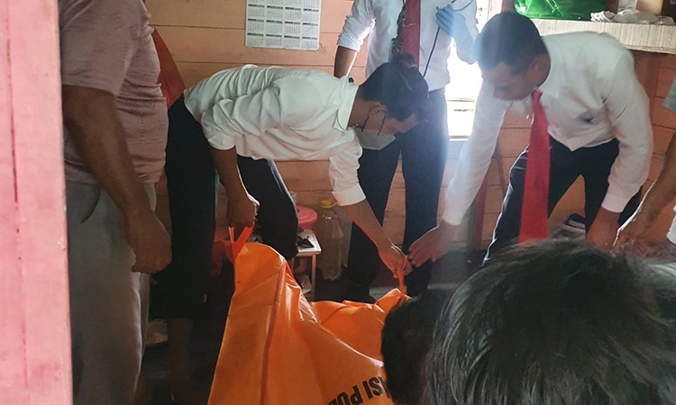 petugas melakukan evakuasi mayat korban