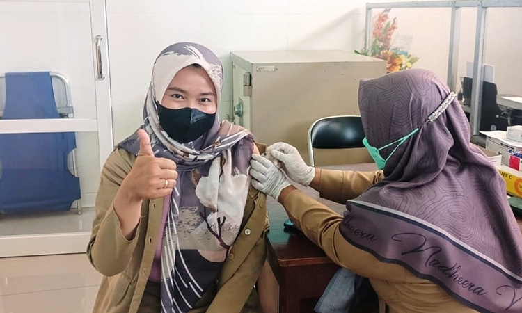 salah satu nakes di lamandau mendapat vaksin booster kedua