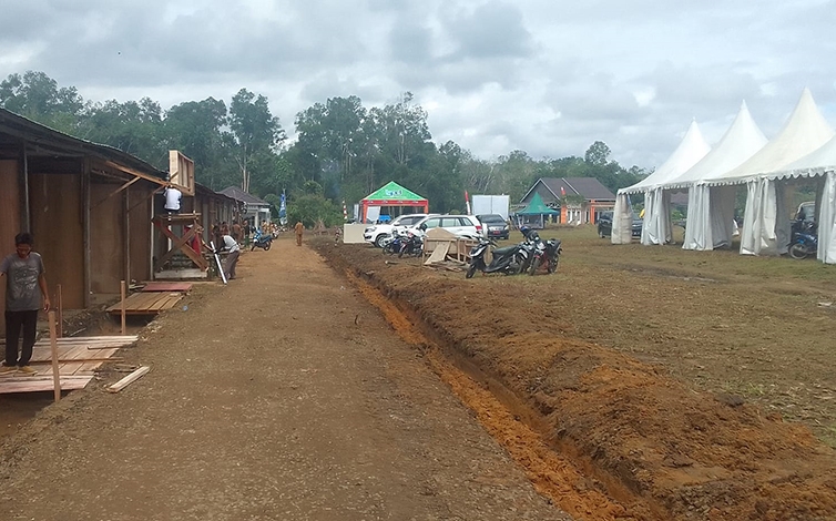 sejumlah tenda pasar rakyat mulai dipersiapkan