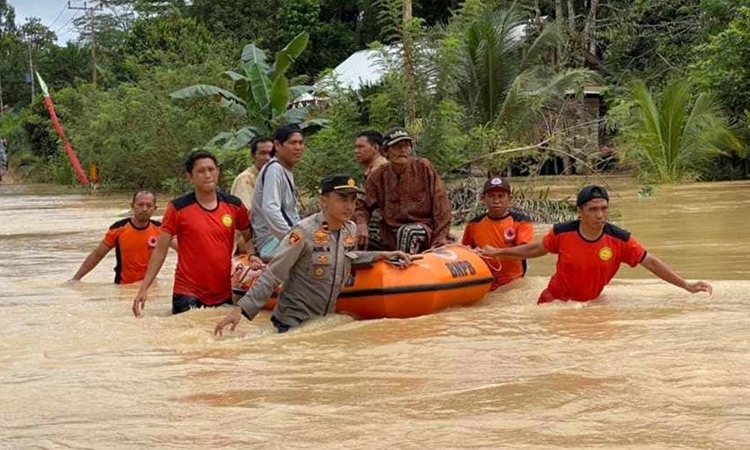 tim gabungan evakuasi warga menggunakan perahu karet