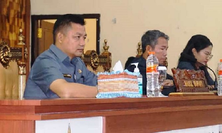 wabub riko porwanto mengikuti rapat paripurna dengan dprd