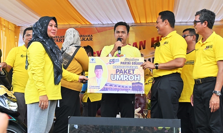 ketua dpd golkar lamandau serahkan hadiah utama