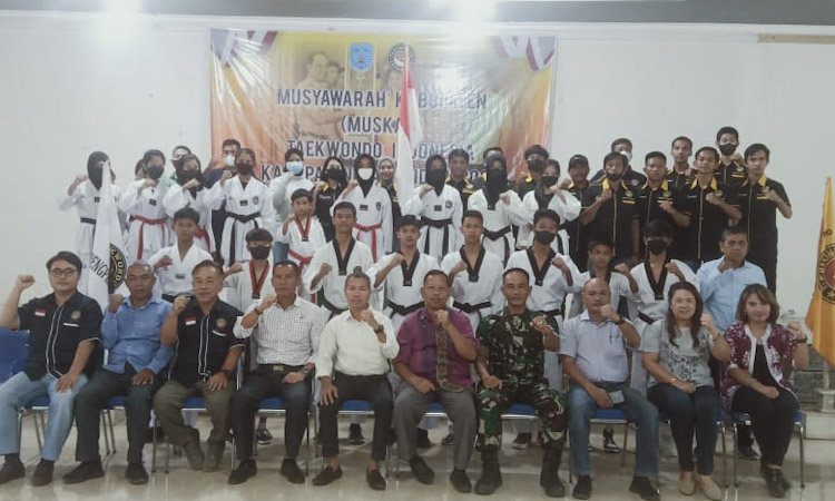 Peserta muskab Taekwondo lamandau foto bareng
