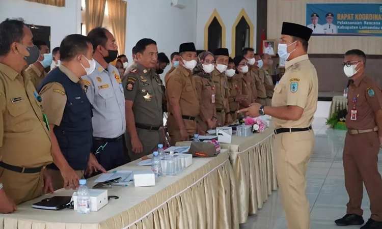 bupati hendra lesmana berbincang dengan sejumlah kepala opd sebelum membuka kegiatan rakordal