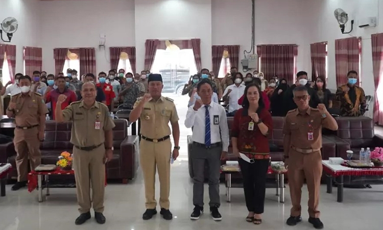 bupati hendra lesmana bersama peserta pelatihan pengurus dan pengawas koperasi