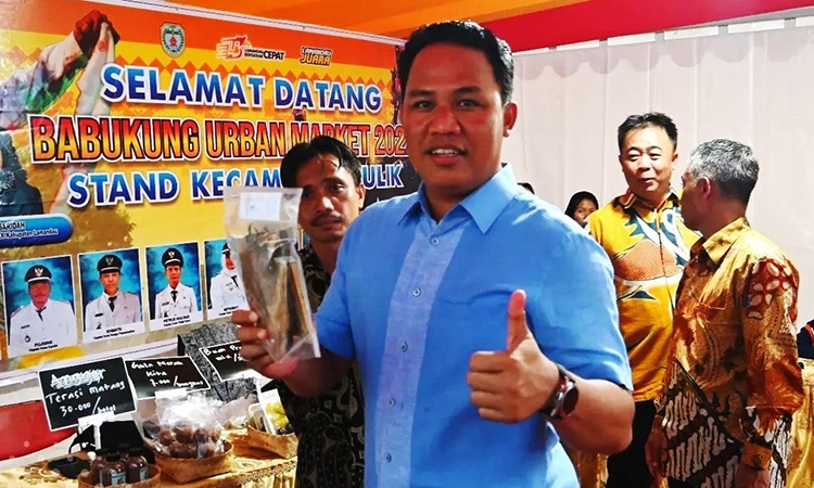 bupati hendra lesmana kunjungi stand di babukung urban market