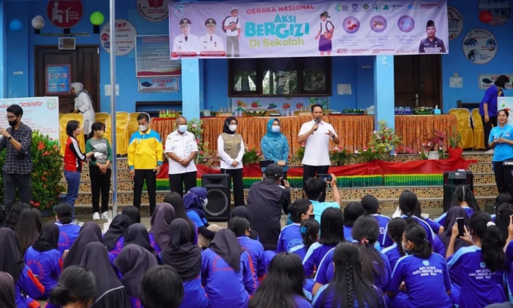 bupati hendra lesmana memberikan arahan pada acara gerakan bergizi di sekolah