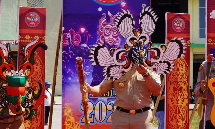 bupati hendra lesmana mengenakan topeng bukung khas lamandau