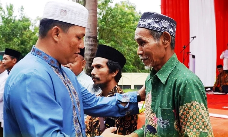 bupati hendra lesmana menyerahkan insentif kepada guru ngaji di lamandau