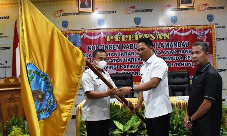 bupati hendra lesmana menyerahkan pataka kabupaten lamandau