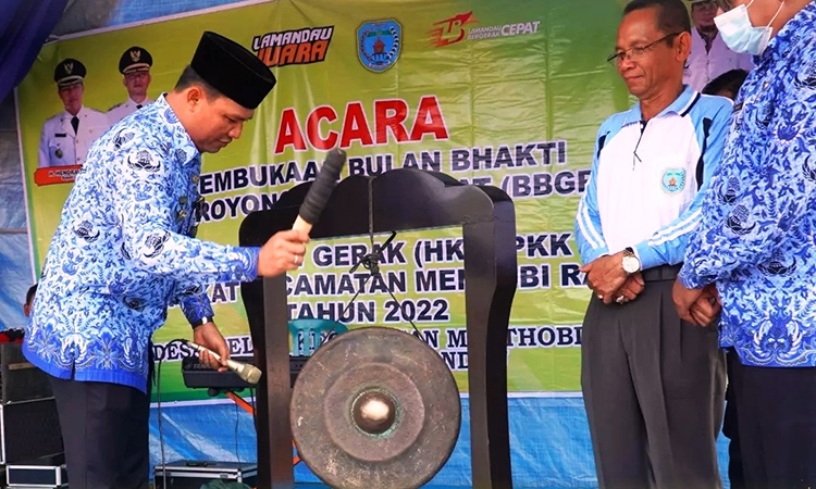 bupati hendra lesmana pukul gong buka acara bbgrm dan hkg pkk
