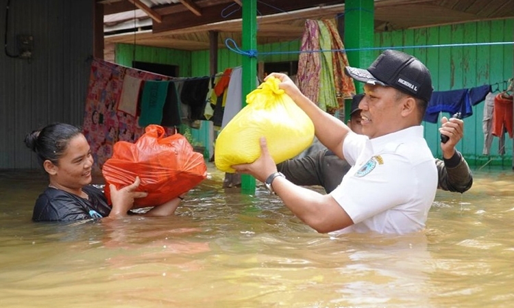 bupati hendra lesmana salurkan bantuan kepada warga terdampak banjir
