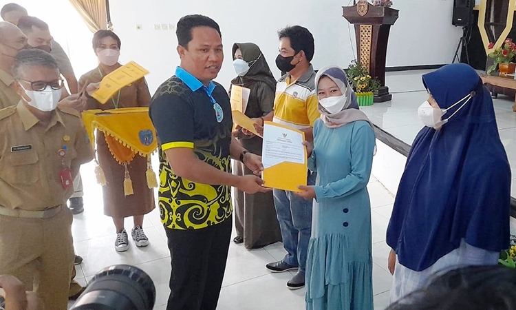 bupati hendra lesmana salurkan bantuan permodalan kepada umk perseorangan