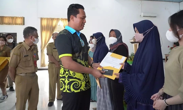 bupati hendra lesmana serahkan nib dan dana stimulan usaha