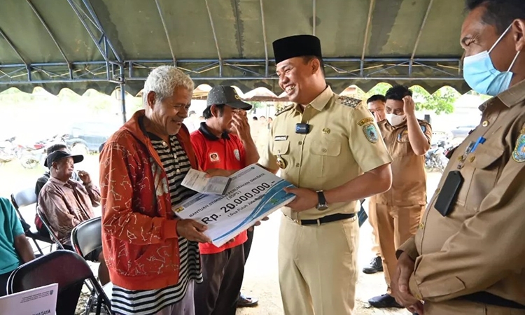 bupati hendra lesmana serahkan tabungan bsps kepada salah satu warga penerima