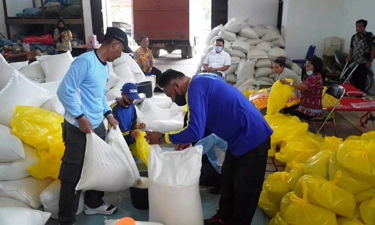 bupati hendra lesmana tinjau packing bantuan beras di gudang dinsos
