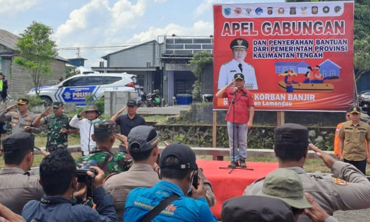 gubernur kalteng sugianto sabran pimpin apel gabungan di posko penanganan batingsor (2)