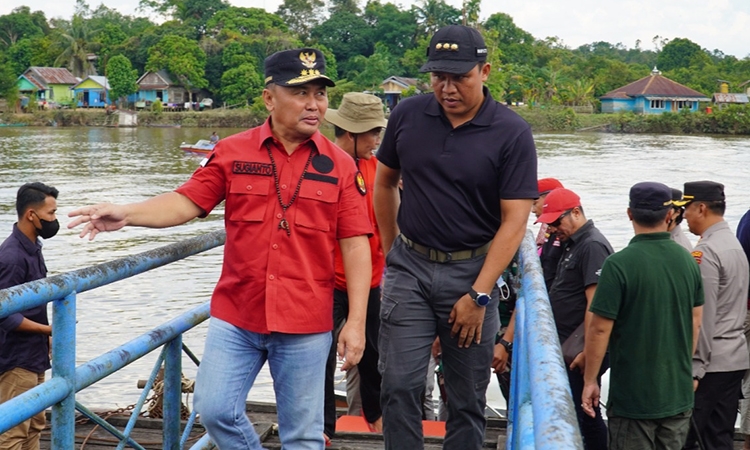 gubernur kalteng sugianto sabran saat bersama bupati hendra lesmana di dermaga batu bisa nanga bulik (2)