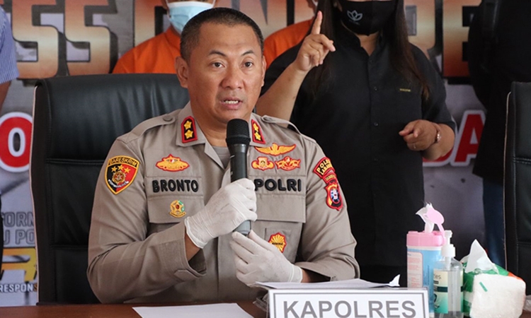 kapolres akbp bronto budiyono saat press conference di joglo mapolres