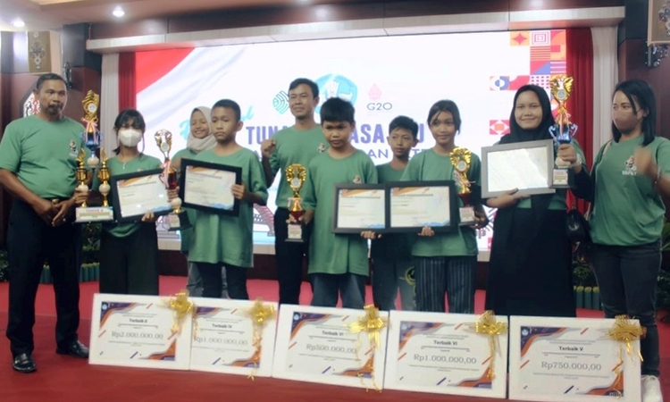 penyerahan tropi dan piagam ftbi provinsi kalteng