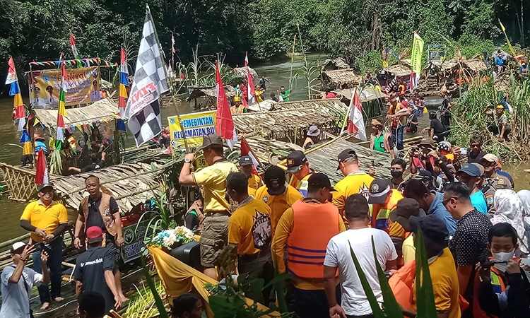 ribuan pengunjung saksikan festival balayah lanting di kecamatan delang