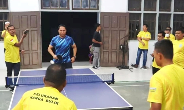 bupati hendra lesmana bertanding tenis meja