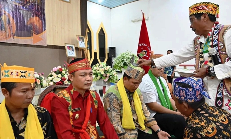 bupati hendra lesmana menjalani prosesi penggolaran