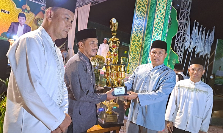 bupati hendra lesmana menyerahkantrofi juara mtq x lamandau