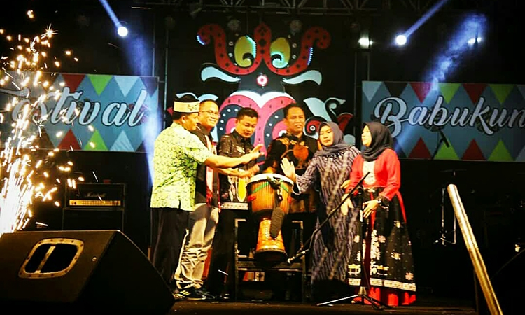 bupati hendra lesmana secara resmi menutup festival babukung 2022