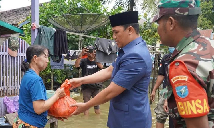 bupati hendra lesmana serahkan bantuan kepada korban banjir