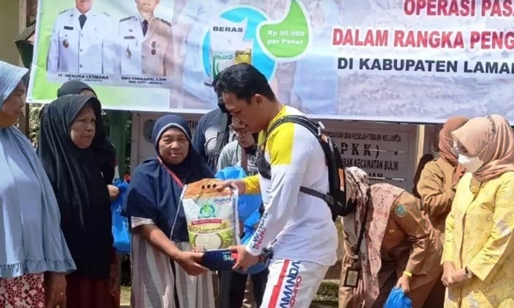 bupati menyerahkan sembako pada acara operasi pasar