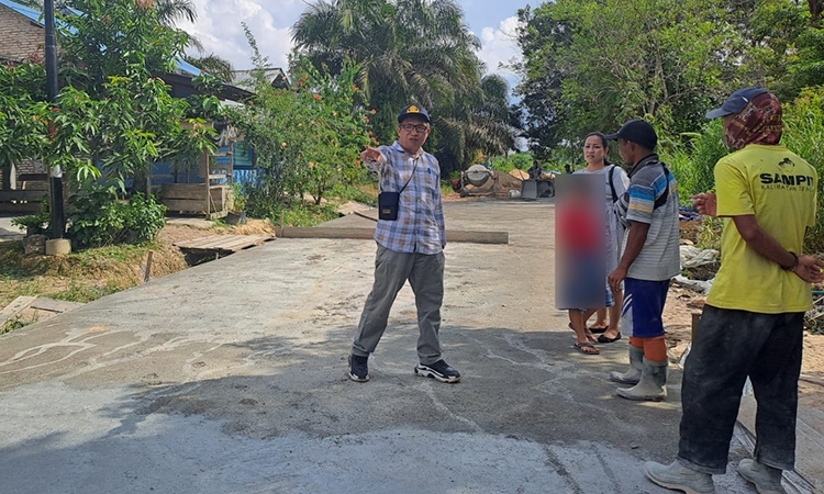 kabid perkim pupr lamandau rony novian cek lokasi proyek