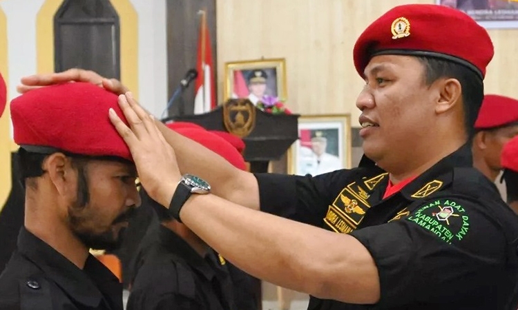 ketua dad lamandau pasangkan baret kepada anggota batamad