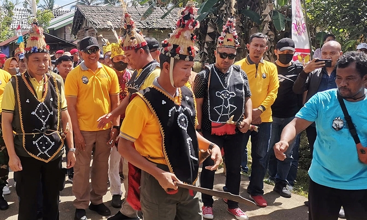 ketua dprd lamandau herianto saat menjalani prosesi adat potong garu pantan