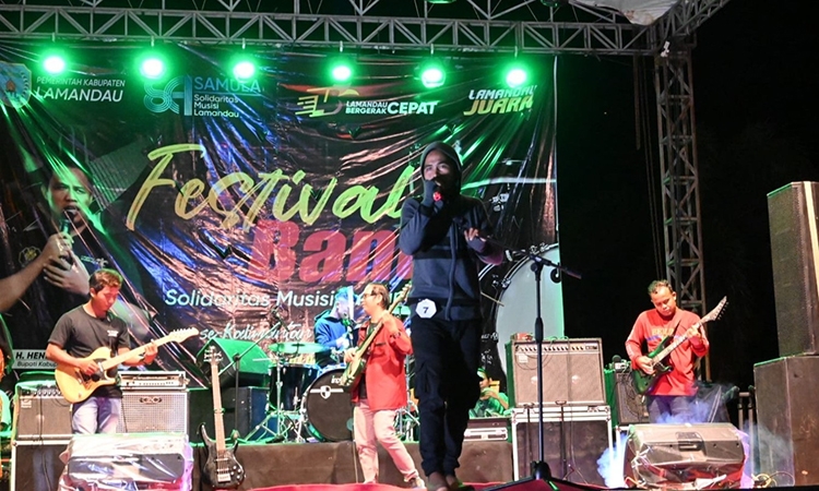 peserta tampil di festival band se kalteng
