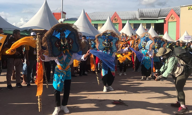 sejumlah penari bukung meriahkan acara karnaval babukung