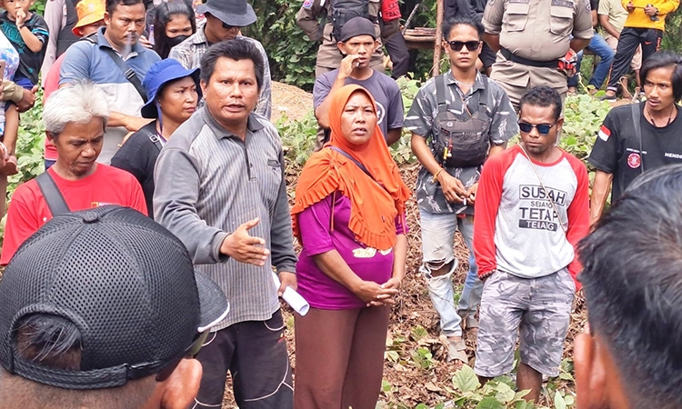 sejumlah warga mencoba bernegosiasi dengan aparat keamanan2