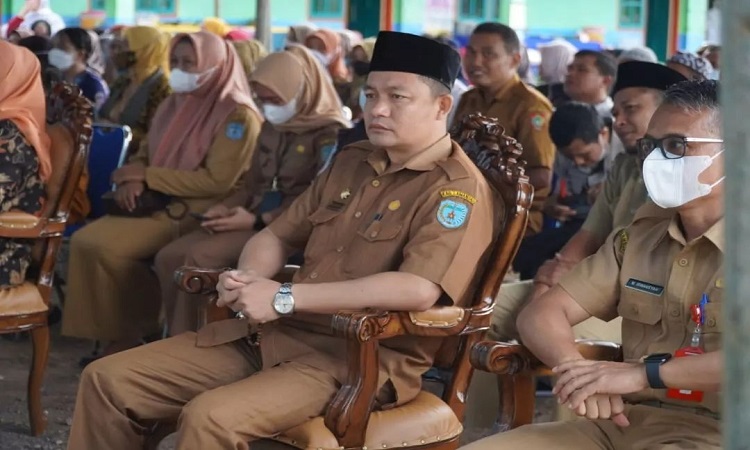 Wabup riko porwanto saat menghadiri acara peresmian sdit al huda nanga bulik