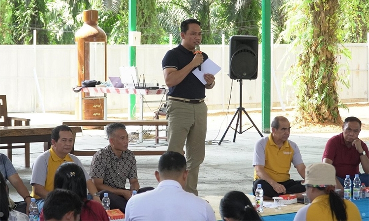 bupati hendra lesmana berdialog dengan perwakilan sinode