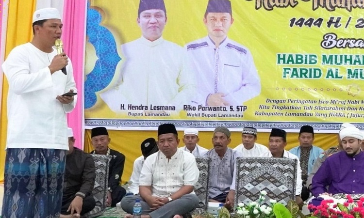 bupati hendra lesmana berikan sambutan saat hadiri acara peringatan isra miraj di desa purwareja