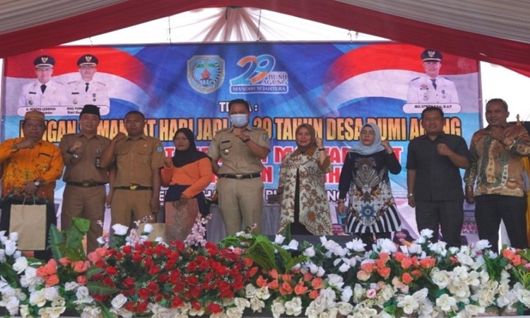 bupati hendra lesmana hadiri hut desa bumi agung ke 29