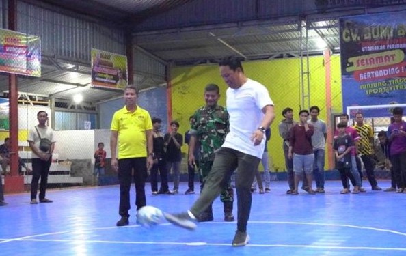 bupati hendra lesmana lakukan tendangan kick off