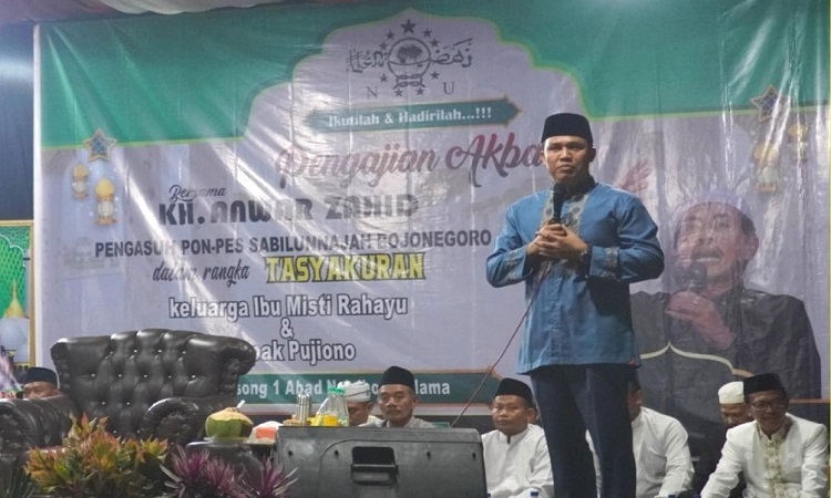 bupati hendra lesmana memberi sambutan saat acara safari dakwah di kecamatan sematu jaya