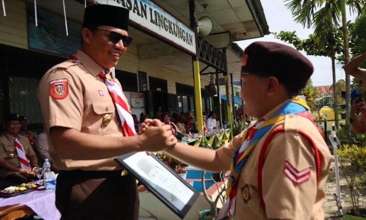 bupati hendra lesmana mendapat souvenir lukisan dari salah satu peserta kemah