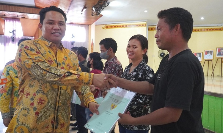bupati hendra lesmana menyerahkan sertifikat program ptsl