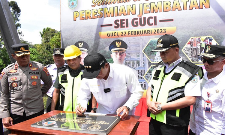 bupati hendra lesmana meresmikan jembatan sei guci