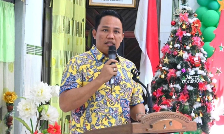 bupati hendra lesmana saat menghadiri natal bersama dpd ppni lamandau