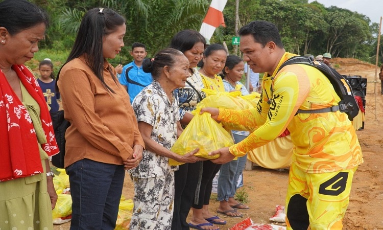bupati hendra lesmana serahkan paket bansos