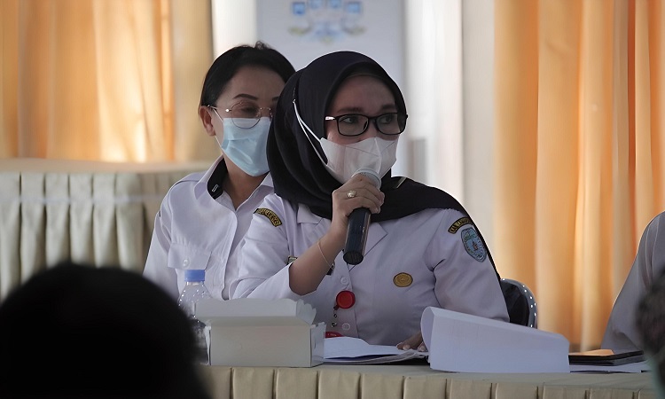 kepala dinkes kabupaten lamandau rosmawati saat mengikuti mengikuti rapat koordinasi dengan bpjs setempat
