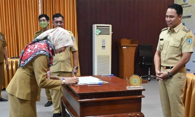 pejabat baru menandatangani pakta integritas